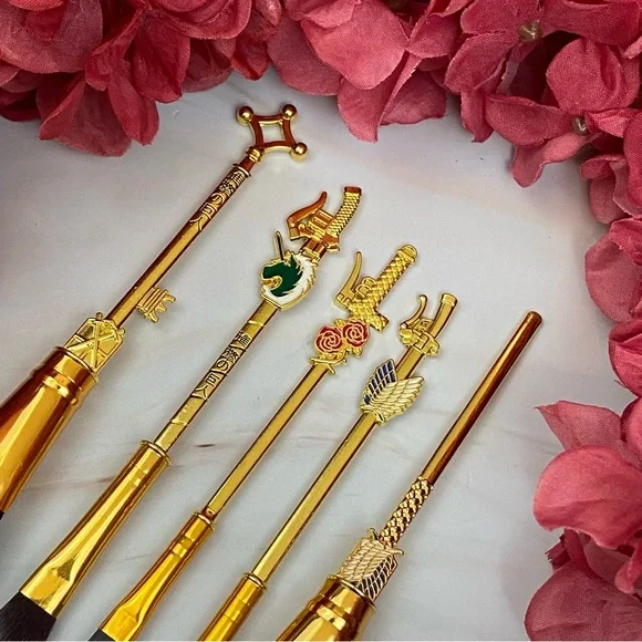 Attack on Titan Gold 5 Piece Makeup Brush Set with Bag - Picture 11 of 16
